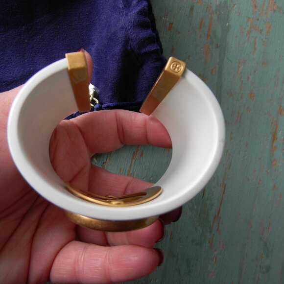 TORY BURCH WHITE LARGE CUFF GOLD CUT-OUT TRIM DETAIL LOGO & DUST BAG - Picture 5 of 7